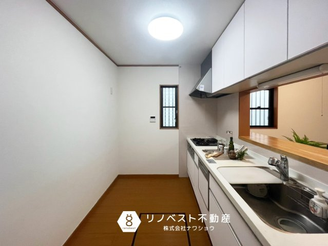 東大阪市菱屋東3丁目のキッチン|換気もできる小窓付き◎