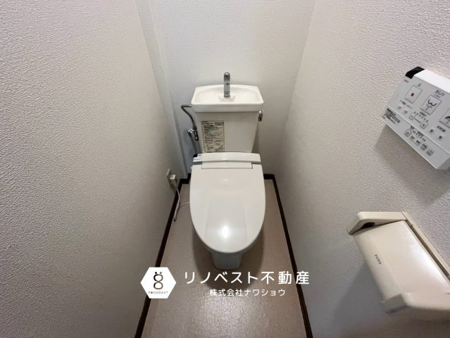 東大阪市友井3丁目のトイレ|コンパクトなトイレは、壁面収納を使うと圧迫感を抑えながら収納を増やせます◎