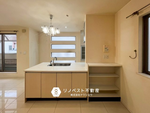 東大阪市角田2丁目の居間・リビング|カウンターキッチンだからお料理を運んだり下げたりするのがラクラク♪