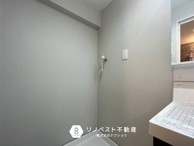 小阪ハイライフの洗面所|洗濯パン付き！身支度しながら洗濯も捗りますね♪
