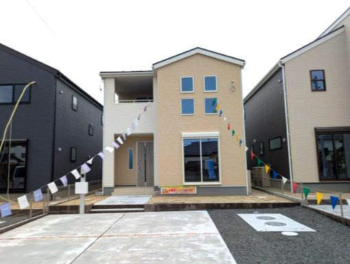 【小名浜玉川町南第2／全3棟　1号棟】第三小・玉川中　長期優良住宅の前面道路含む現地写真|◆外観の写真です◆　
＼楽しみが広がる憧れのマイホーム (^^♪／
子供部屋や主寝室などお部屋の使い分けができ、ファミリー層が暮らしやすい4LDKです！

