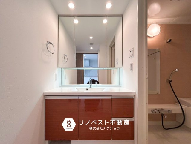 ヴォックスシティの独立洗面台|収納力が高い三面鏡付き洗面台◎
明るい照明付きで朝の身支度もスムーズに！