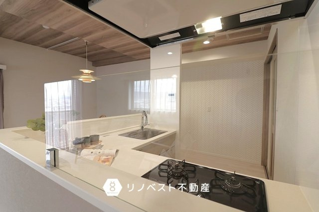 グランドメゾン小阪のキッチン|視界を遮るものが無く、リビングもしっかり見渡せます◎
2人並んでの作業も余裕です◎