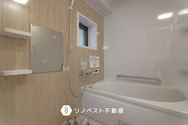 グランドメゾン小阪の浴室|浴室乾燥機付き、清潔感のあるバスルーム♪
小窓付きだから換気もバッチリ◎