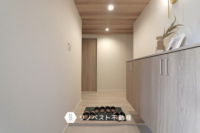 グランドメゾン小阪の玄関|木の温もりを感じる玄関で、早く帰りたくなるお家です◎