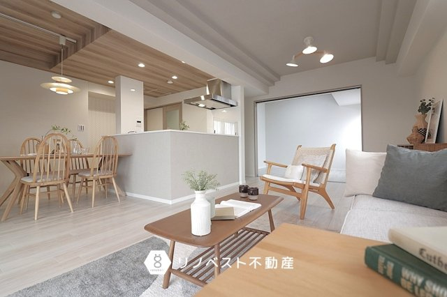グランドメゾン小阪の居間・リビング|ペット飼育可能の10階角部屋！
オートロック完備でお子様がいるご家庭も安心です◎