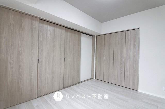 グランドメゾン小阪の洋室|約6帖のリビングに面した洋室は小さなお子様の遊び場にピッタリ！
大容量収納付き♪