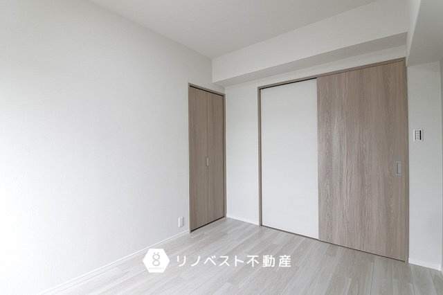 グランドメゾン小阪の洋室|約6.2帖のバルコニーに面した明るい洋室◎
大きなベッドを置いてもゆとりがあります♪