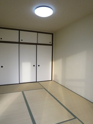 ハイツサンパークの収納|たっぷり収納できる押入がある和室