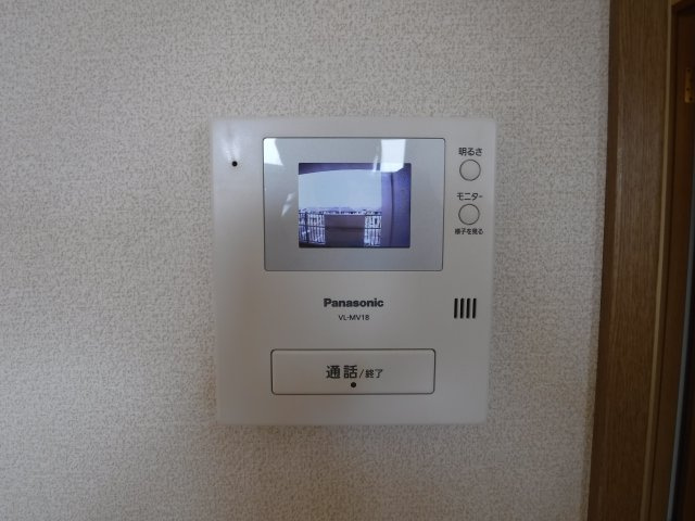ハイツサンパークのセキュリティ|ネット通販を多く利用する方はモニター付きドアホンがあると安心ですね。