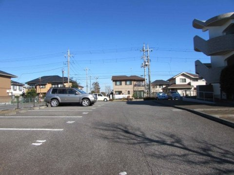 ハイツサンパークの駐車場|駐車場１台付き、２台目有料で契約できます