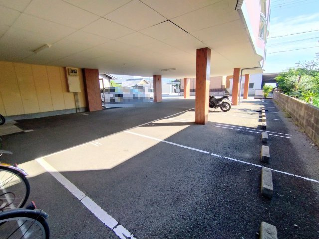 マンション生駒の駐車場