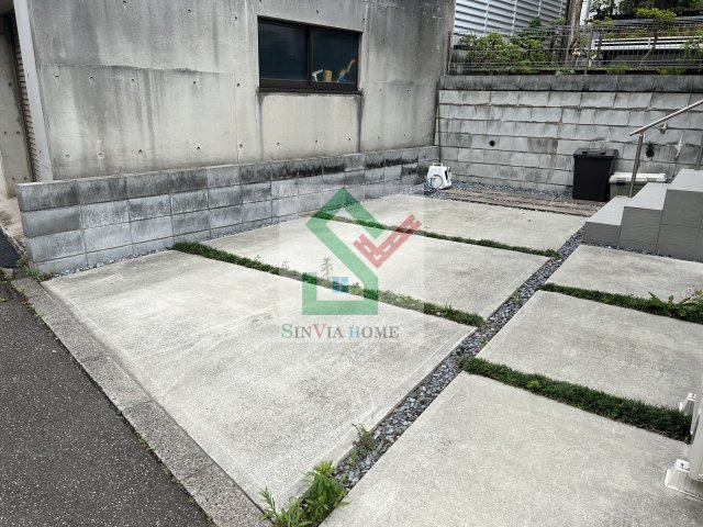 中央町戸建の駐車場