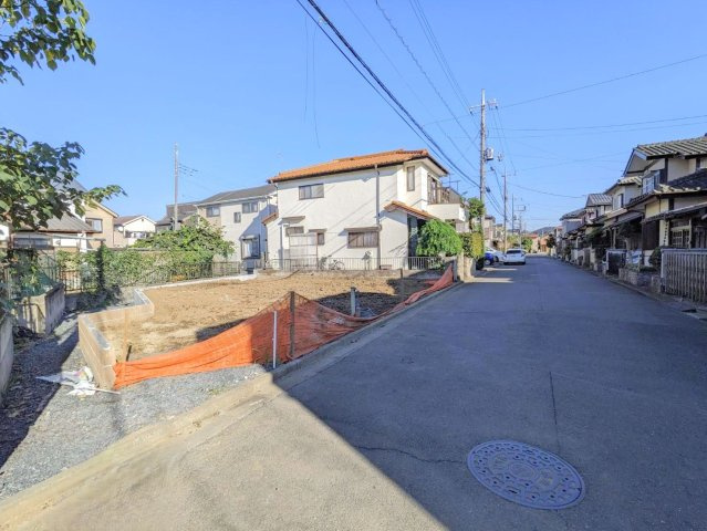 川越市砂新田５丁目　新築戸建　の前面道路含む現地写真