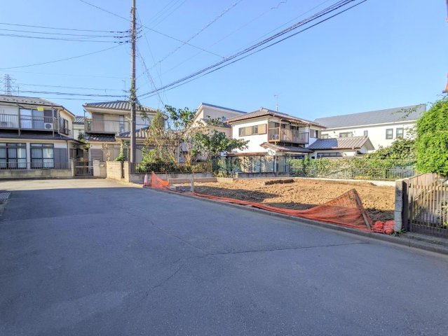 川越市砂新田５丁目　新築戸建　の前面道路含む現地写真