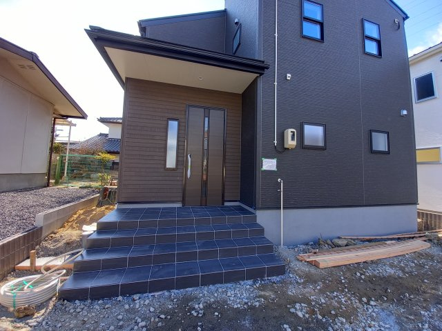 【小名浜玉川町南第2／全3棟　3号棟】第三小・玉川中　長期優良住宅の前面道路含む現地写真|◆外観の写真です◆　
＼楽しみが広がる憧れのマイホーム (^^♪／
子供部屋や主寝室などお部屋の使い分けができ、ファミリー層が暮らしやすい4LDKです！

