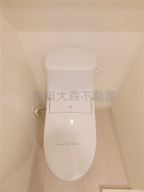 SYFORME KEIKYU-KAMATA(シーフォルムケイキュウカマタのトイレ|吊戸棚と温水洗浄便座付きのトイレ　