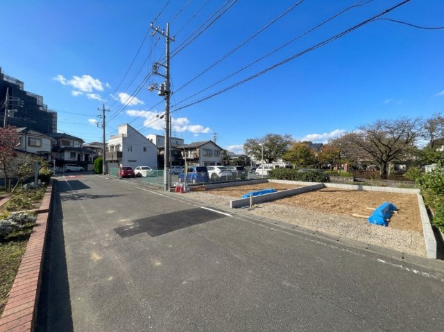稲城市東長沼の新築一戸建の前面道路含む現地写真