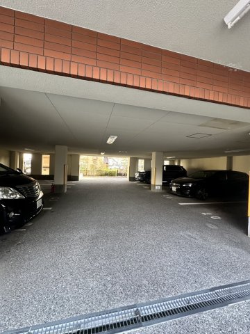 ロイヤル西宮の駐車場