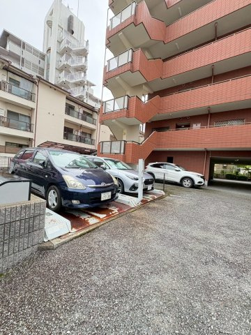 ロイヤル西宮の駐車場