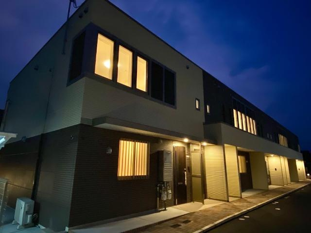 【エントランス】 | リレア | 外観写真（夜）