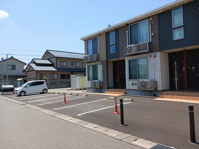 メゾン　ドゥ　アイリスの駐車場