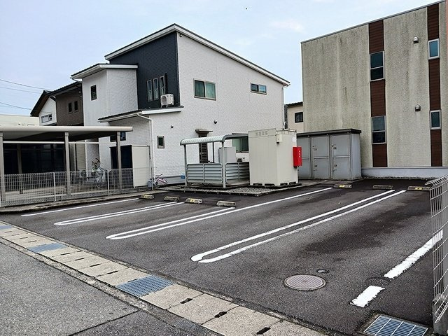 ミルトハウスの駐車場