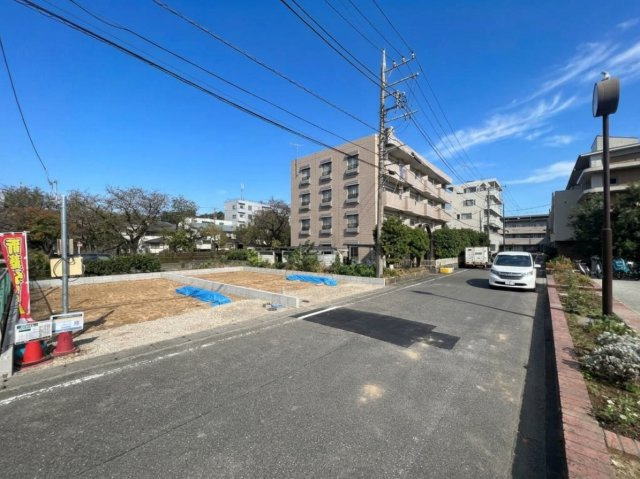 稲城市東長沼の新築一戸建の前面道路含む現地写真