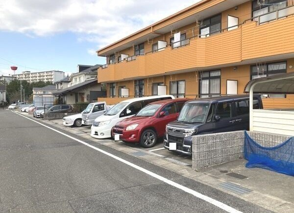 ブラウンハウスの駐車場
