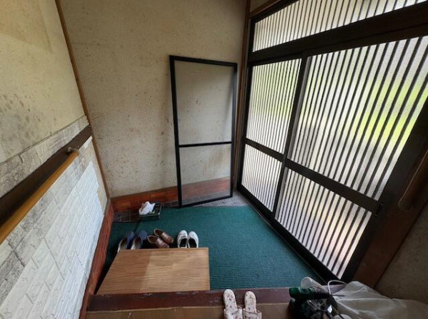 岩出市野上野　中古戸建の玄関