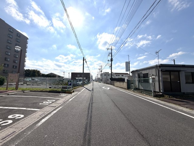 朝日プラザガーデンシティ新越谷C　626号室の周辺|２方向の道路に面した開放感あふれる敷地。陽当たり・風通しともに恵まれ、明るく快適な住まいが叶います。