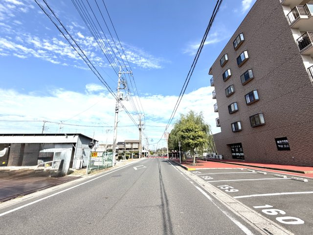 朝日プラザガーデンシティ新越谷C　626号室の周辺|角地ならではの良好な風通りと日当たりを実現。街並みの中でも存在感が際立つ洗練されたポジションです。