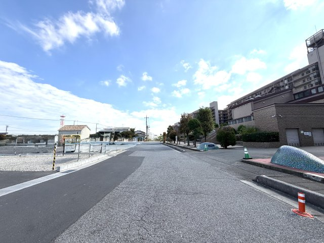朝日プラザガーデンシティ新越谷C　626号室の周辺|交通量が限られた安心感のある前面道路。お子様やペットとの散歩、毎日の通勤通学も安全に行えます。
