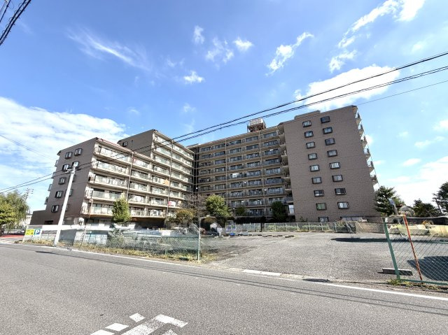 朝日プラザガーデンシティ新越谷C　626号室の外観|重厚感あふれるタイル張りの外観。経年変化とともに深みを増す上質なマテリアルを採用しています。