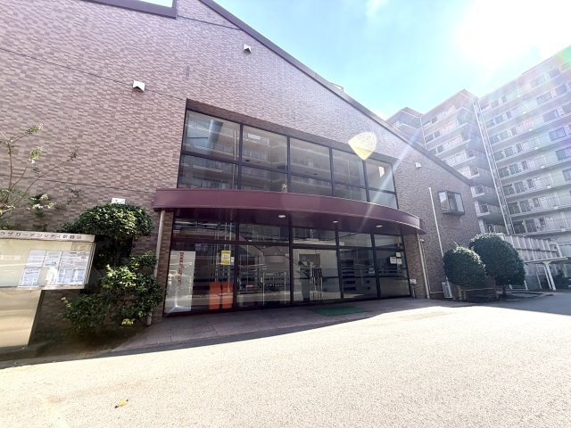 朝日プラザガーデンシティ新越谷C　626号室|敷地内は清掃・手入れが行き届いており清潔感抜群。管理体制の良さが一目で伝わるエントランスです。