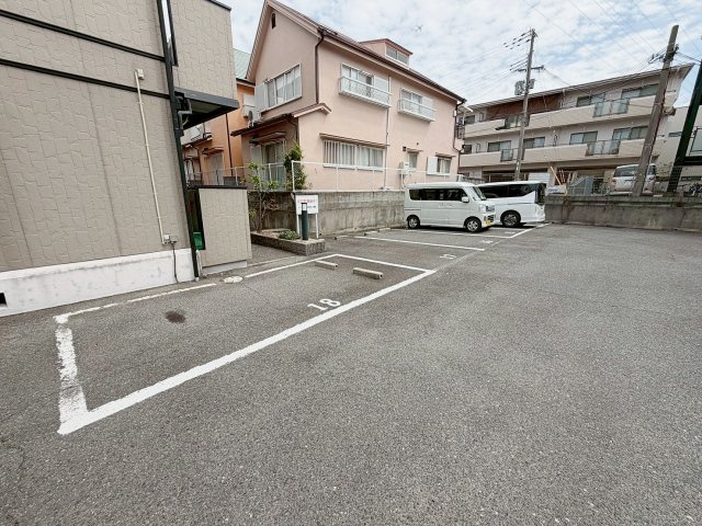 ツインコート壱番館の駐車場