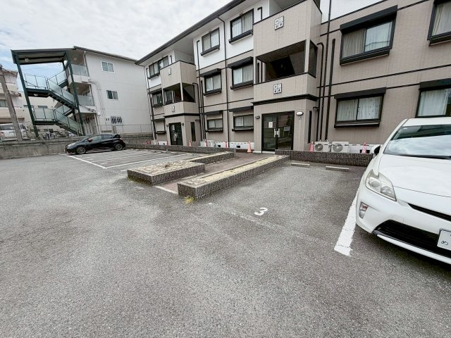 ツインコート壱番館の駐車場