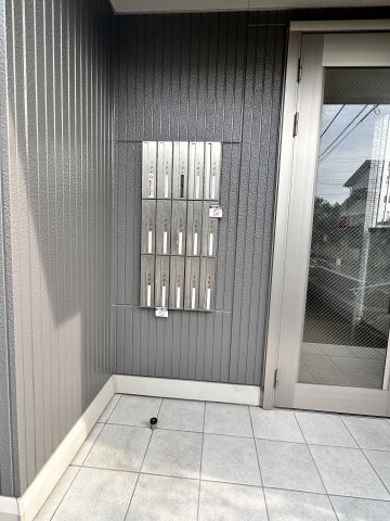 町田市鶴川１丁目のアパートのエントランス