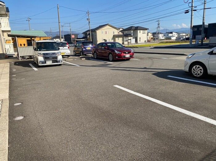 ラヴィアンローズ　B棟の駐車場