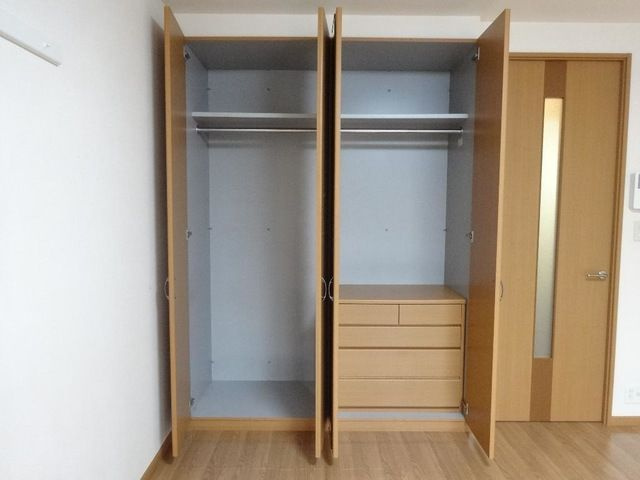 シェルル江北の収納|大切なお洋服も収納できますね☆