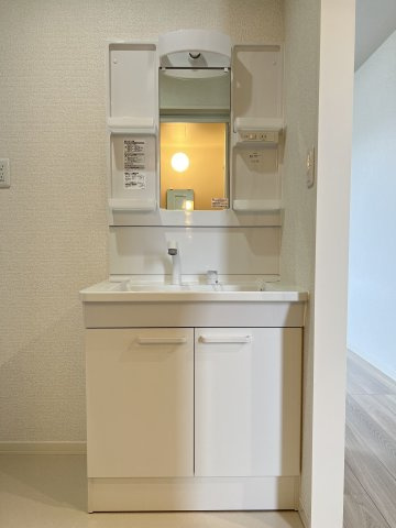 シャーメゾン八橋の洗面所|※反転間取　実際の建具や色は異なります。