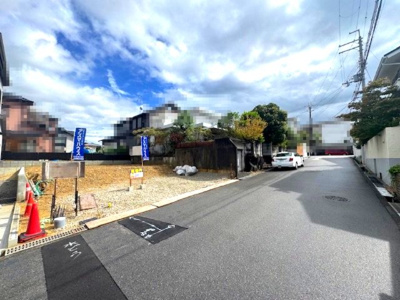 【前面道路含む現地写真】 | ライフフィールド鴨谷台1丁　2号地 | 前面道路は広々しているため見通しがよく、車の出し入れも楽々！教育施設や緑豊かな公園も身近にあり、子育て世帯にもオススメです。