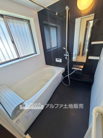 東村山市富士見町２丁目の中古一戸建の浴室|【Relax Bath】◆一日の疲れを癒す浴室◆毎日の入浴時間を心地よく過ごせるバスルーム。浴室乾燥機を備え、天候を気にせず洗濯物を乾かせるなど、日々の家事にも役立ちます。