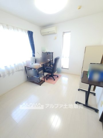 東村山市富士見町２丁目の中古一戸建の洋室|【Private Bedroom】◆落ち着いて過ごせる洋室◆約6.0帖の洋室は、寝室としても活用しやすい空間。ウォークインクローゼットを備え、衣類や季節用品をまとめて収納できます。