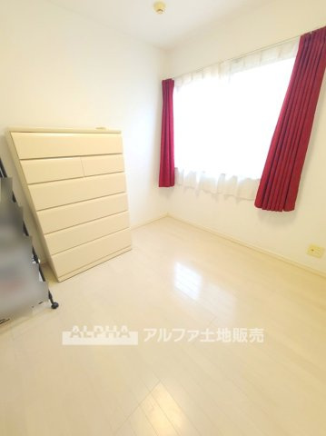 東村山市富士見町２丁目の中古一戸建の洋室|【Cozy Room】◆自分らしく過ごせる居室◆約5.3帖の洋室は、ベッドやデスクを配置して寝室や書斎として活用可能。暮らし方に合わせて、お好みの空間づくりを楽しめます。