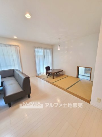 東村山市富士見町２丁目の中古一戸建の和室|【Japanese Comfort】◆和の落ち着きを感じる空間◆LDKに隣接した和室コーナー。畳の上でくつろいだり、お子様の遊び場として使ったりと、暮らしに合わせて活用できるスペースです。