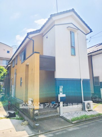 東村山市富士見町２丁目の中古一戸建の外観|【Comfortable Residence】◆落ち着いた住宅街の一戸建て◆東村山市富士見町二丁目に位置する木造2階建住宅。土地面積100.10平米、カースペースを備えた3LDKの住まいです。