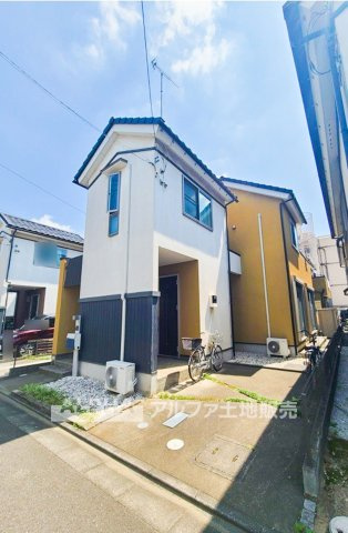 東村山市富士見町２丁目の中古一戸建の外観|【Family Residence】◆家族の暮らしに寄り添う住まい◆整形地に建つ3LDKの一戸建て。ウォークインクローゼットや小屋裏収納など、暮らしに役立つ収納設備を備えています。