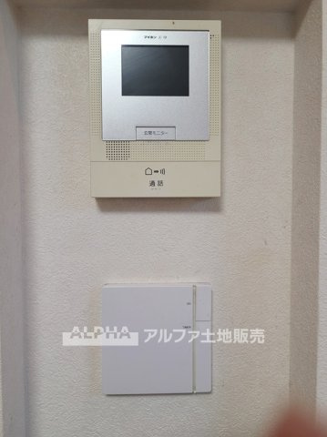 東村山市富士見町２丁目の中古一戸建の設備|【Secure Living】◆来訪者を映像で確認◆カラー付インターホンを備え、玄関先の様子を室内から確認できます。来客時の対応をスムーズにし、日々の防犯にも役立つ設備です。