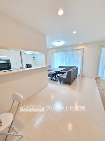 東村山市富士見町２丁目の中古一戸建の居間・リビング|【Cozy Living】◆家族が集まる場所◆約15帖のLDK。食事も団らんも楽しめる空間です。